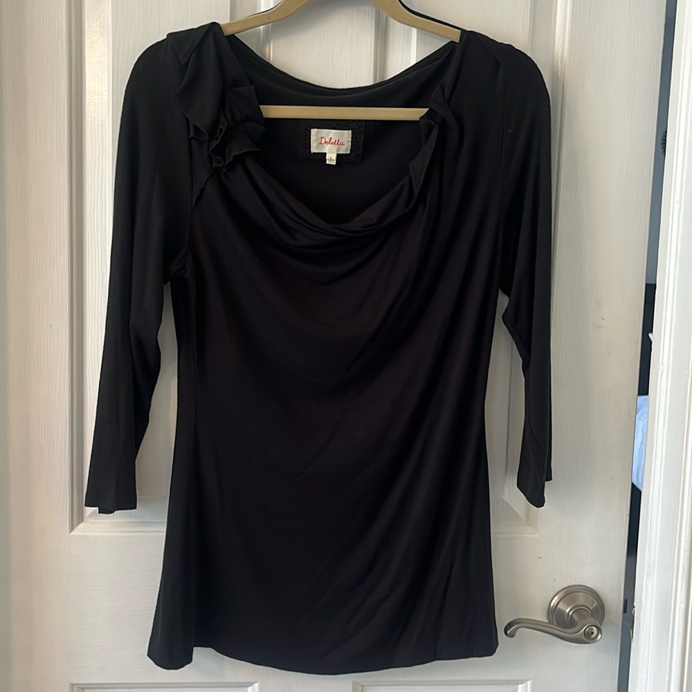 Deletta blouse with beautiful neckline
